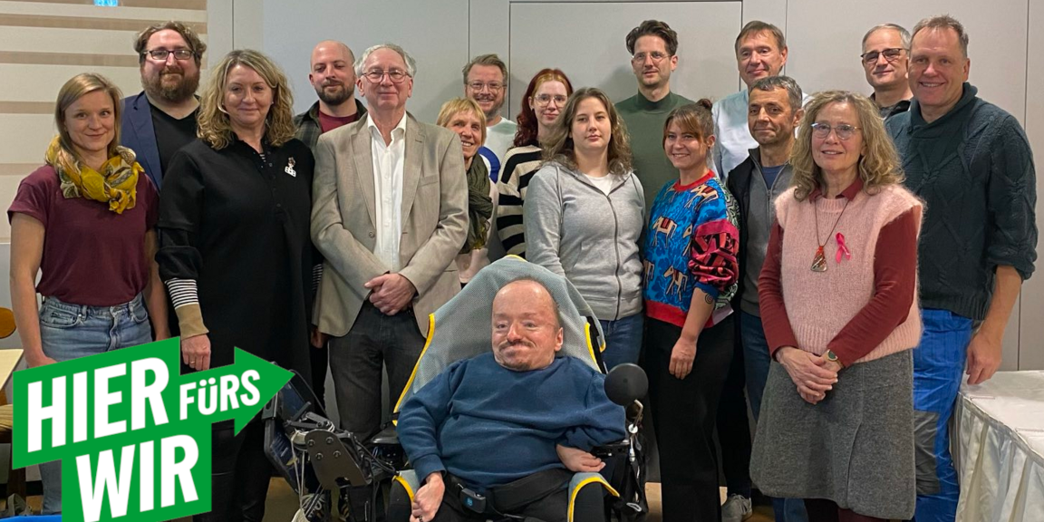 (v.l.n.r.) Barbara Flemming, Alexander Schnapper, Beate Junkersfeld, Johannes Landgraf, Stefan Stiegele, Camilla Ebert, Thomas Gerlach, Oliver Körber (ganz vorne), Marlene Milferstädt, Laura Schirmuli, Bernhard Kammer, Nicole Burger, Joachim Reindler, Andreas Kunze, Gabi Müllender, Hans Reinhold, Harald Ernst. Foto: Hanne Löhner